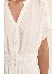 Vestido largo, de manga corta, cintura ceñida.