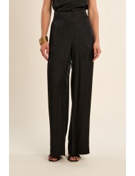 Pantalón de mujer largo, perneras anchas.