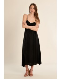 Vestido largo, de tirantes, con lazada.