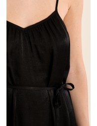 Vestido largo, de tirantes, con lazada.