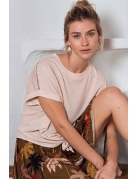 Camiseta de mujer de manga corta, detalle lazada.