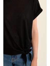 Camiseta de mujer de manga corta, detalle lazada.