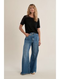 Camiseta de mujer de manga corta, detalles bordados.