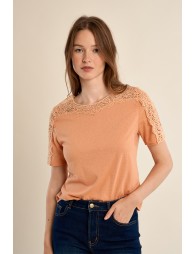 Camiseta de mujer de manga corta, detalles bordados.