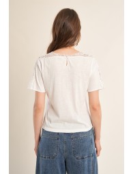 Camiseta de mujer de manga corta, detalles bordados.
