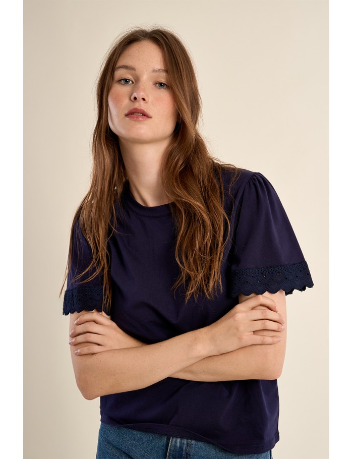 Camiseta de mujer de manga corta, detalles bordados.