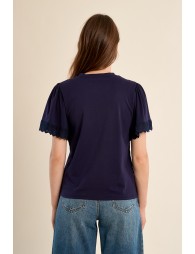 Camiseta de mujer de manga corta, detalles bordados.