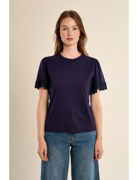 Camiseta de mujer de manga corta, detalles bordados.