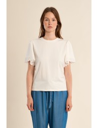 Camiseta de mujer de manga corta, detalles bordados.