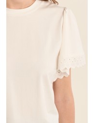 Camiseta de mujer de manga corta, detalles bordados.