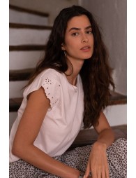 Camiseta de mujer de manga corta, detalles bordados.
