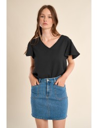 Camiseta de mujer de manga corta, detalles bordados.