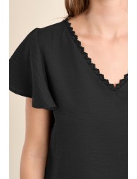 Camiseta de mujer de manga corta, detalles bordados.