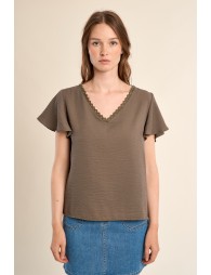 Camiseta de mujer de manga corta, detalles bordados.