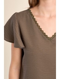 Camiseta de mujer de manga corta, detalles bordados.