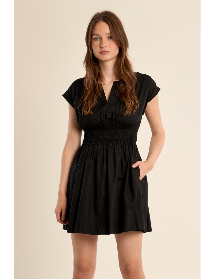 Vestido de manga corta, plisado.