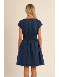 Vestido de manga corta, plisado.