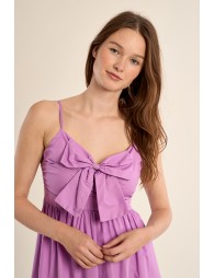 Vestido largo, de tirantes y lazada.