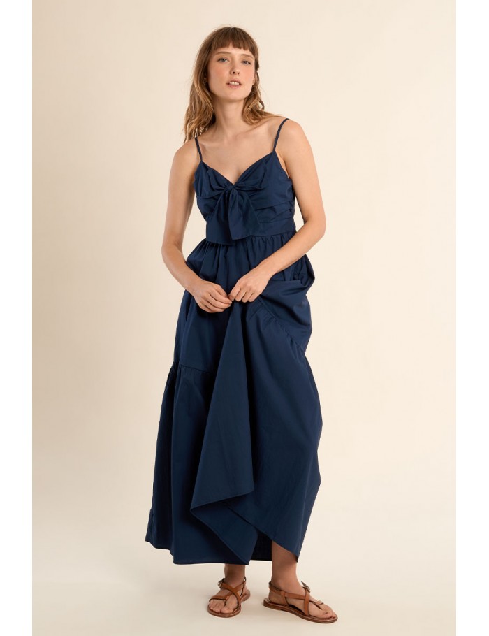 Vestido largo, de tirantes y lazada.