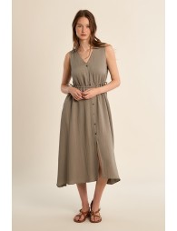 Vestido largo, de manga sisa, con lazada.