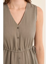 Vestido largo, de manga sisa, con lazada.