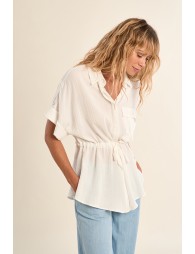 Camisa de mujer de manga corta, detalle lazada.