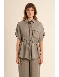 Safari blouse, knotted at the waist