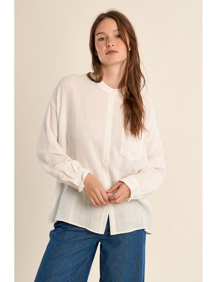 Camisa de mujer de manga larga, detalle de encaje.