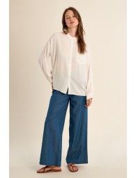 Mandarin collar shirt, open at the back