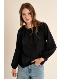 Blusa de mujer de manga larga, detalle abalorios.