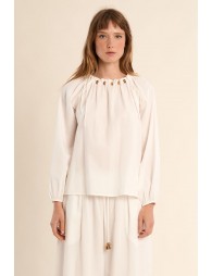 Blusa de mujer de manga larga, detalle abalorios.