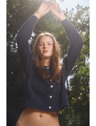 Cárdigan de mujer de manga larga, en punto trenzado.