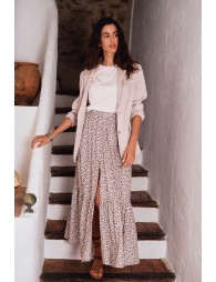 Falda larga, con pliegues y estampado.