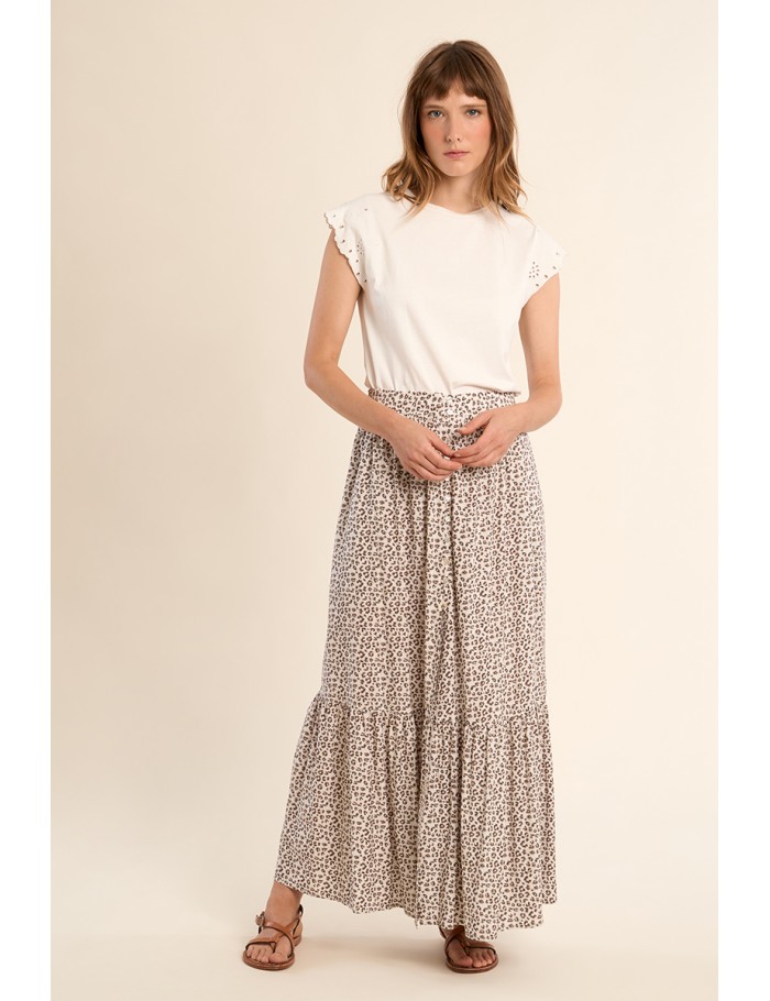 Falda larga, con pliegues y estampado.