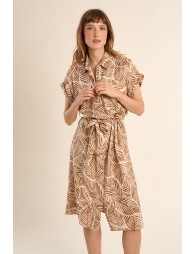 Vestido camisero, de manga corta, con estampado.