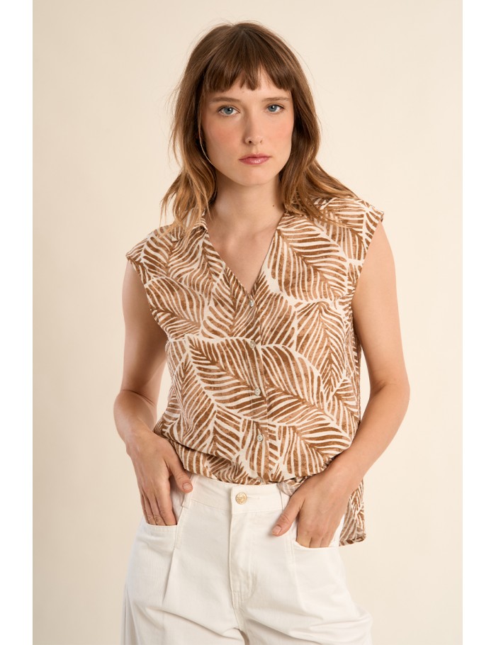 Camisa de mujer de manga sisa, con estampado.