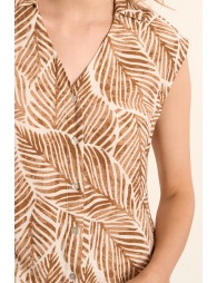 Camisa de mujer de manga sisa, con estampado.