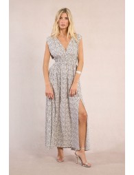 Vestido largo, de manga sisa, con estampado.