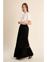 Falda larga, con volante y detalle bordado.