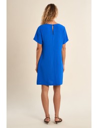 Vestido de manga corta, corte recto.