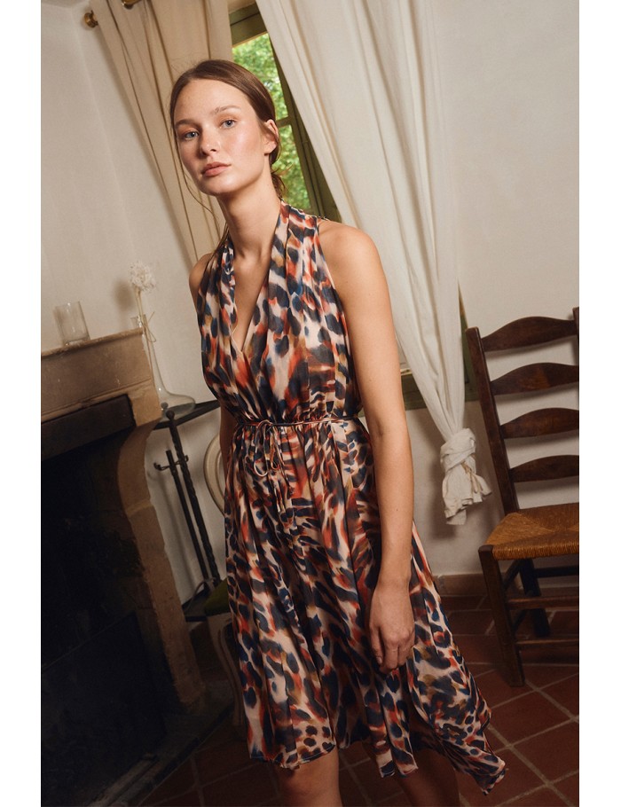 Vestido corto, con escote halter, asimétrico, con estampado.