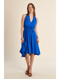 Vestido corto, con escote halter, asimétrico.