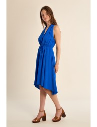 Vestido corto, con escote halter, asimétrico.