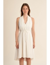 Vestido corto, con escote halter, asimétrico.