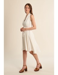 Vestido corto, con escote halter, asimétrico.