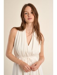 Vestido corto, con escote halter, asimétrico.