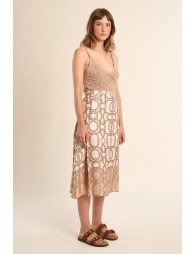 Falda midi, satinada, con estampado.