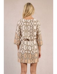 Vestido corto, de media manga, con estampado.