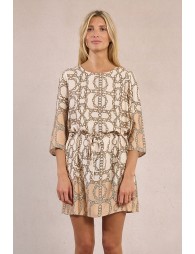 Vestido corto, de media manga, con estampado.