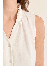 Camisa de manga sisa, detalle volantes.